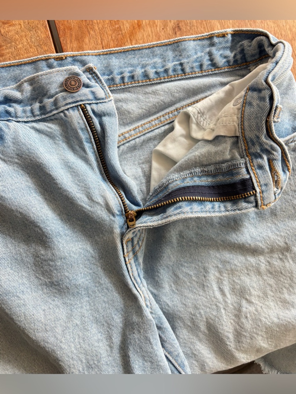 Levi's Denim Shorts Women’s 25 Light Wash Raw Hem - Picture 8 of 10